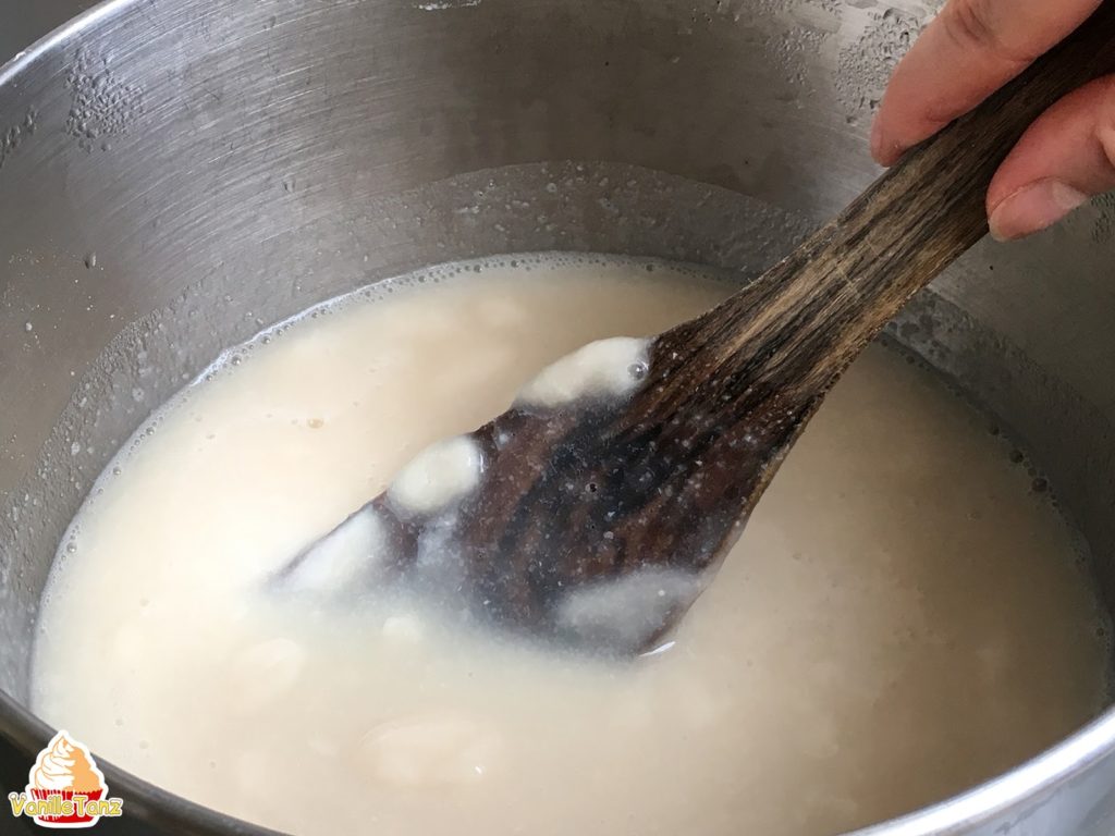 Bohnenpaste für Tortendekoration wird zubereitet