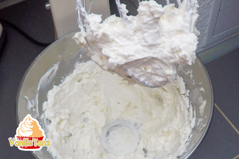 Die Buttercreme kann für die Torte Medovik mit Walnüssen und/oder trockenen Pflaumen verfeinert werden.